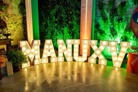 Letreiro luminoso 'MANU XV' na decoração da Casa Bertolazzi Santana, trabalho de fotógrafo de festa de 15 anos em SP.'