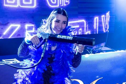 Debutante Manu se diverte com bazuca de CO2 na balada da Casa Bertolazzi Santana, foto por fotógrafo de festa de 15 anos em SP.'