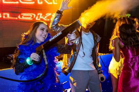 Animação na pista de dança da Casa Bertolazzi Santana com bazuca de CO2, trabalho de fotógrafo de festa de 15 anos em SP.'