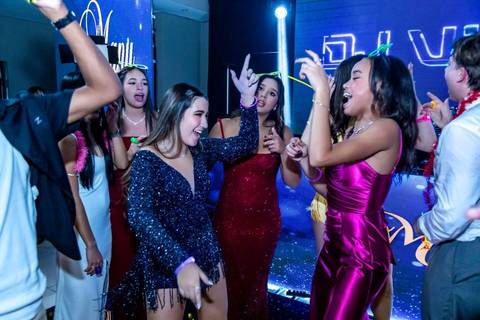 Debutante e amigas se divertindo na pista de dança da Casa Bertolazzi Santana, foto por fotógrafo de festa de 15 anos em SP.'