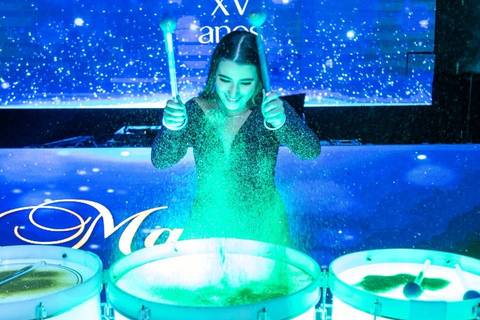 Atração com tambores de LED na balada da Casa Bertolazzi Santana, trabalho de fotógrafo de festa de 15 anos em SP.'
