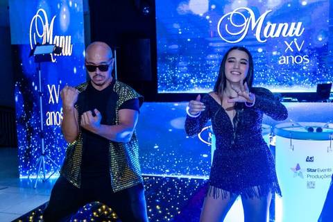 Debutante Manu dançando com animador de pista na Casa Bertolazzi Santana, por fotógrafo de festa de 15 anos em SP.'