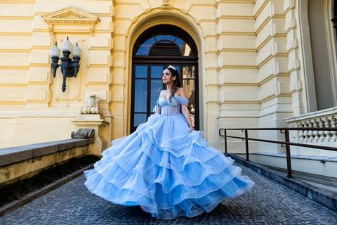 Debutante em seu ensaio de 15 anos no Museu do Ipiranga, por fotógrafo de debutante em SP.'