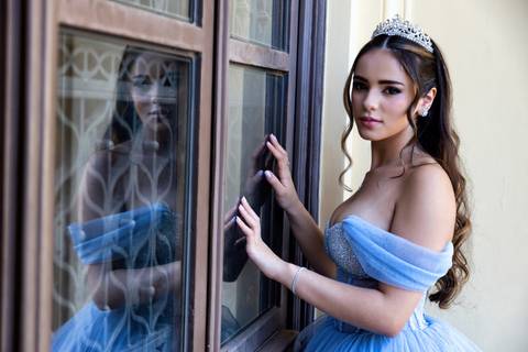 Fotógrafo de debutante em SP registrando sorriso da jovem no Museu do Ipiranga.'