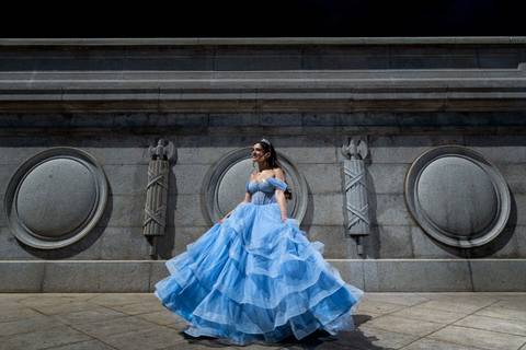 Fotógrafo de debutante em SP capturando momento espontâneo no Museu do Ipiranga.'