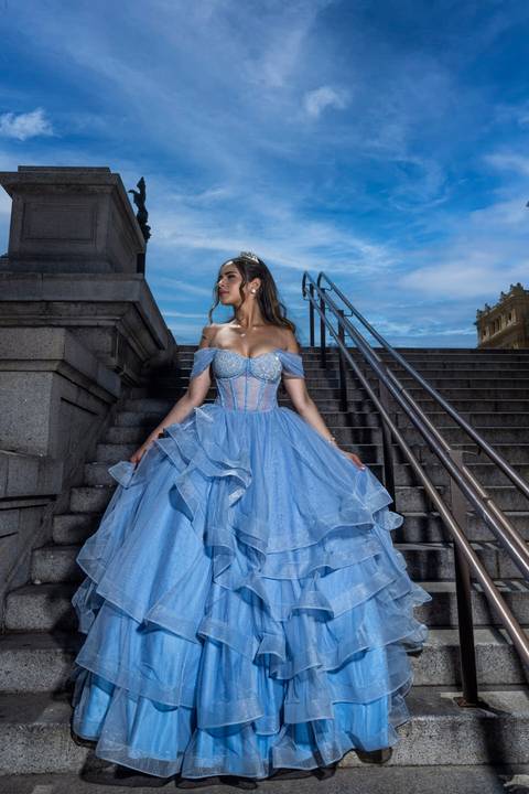 Detalhe do vestido da debutante durante sessão de fotos no Museu do Ipiranga, São Paulo.'