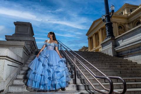 Ensaio de 15 anos em São Paulo: debutante com vestido de gala na escadaria do Museu do Ipiranga.'