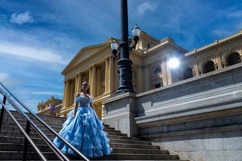 Debutante posando para seu ensaio fotográfico de 15 anos nos jardins do Museu do Ipiranga.'