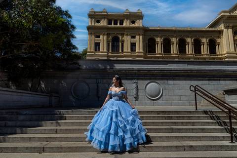 Ensaio de debutante em São Paulo, com a menina de 15 anos no pátio do Museu do Ipiranga.'