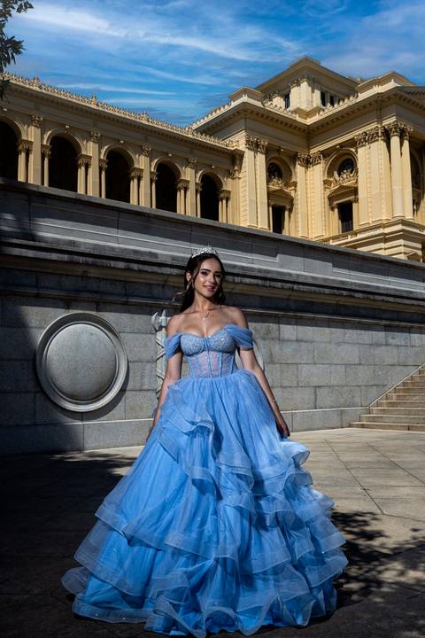 Sessão de fotos de 15 anos no Museu do Ipiranga, por fotógrafo de debutante em SP.'