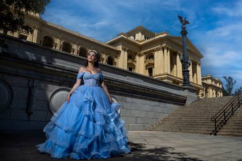 Jovem debutante em pose elegante para seu book de 15 anos no Museu do Ipiranga.'