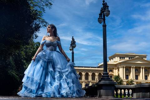 Vista panorâmica do ensaio de debutante no Museu do Ipiranga, São Paulo.'