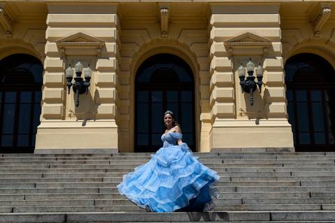 Book de 15 anos no Museu do Ipiranga: debutante em frente à fachada do museu.'