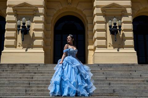 Exemplo de ensaio realizado por fotógrafo de debutante em SP no Museu do Ipiranga.'