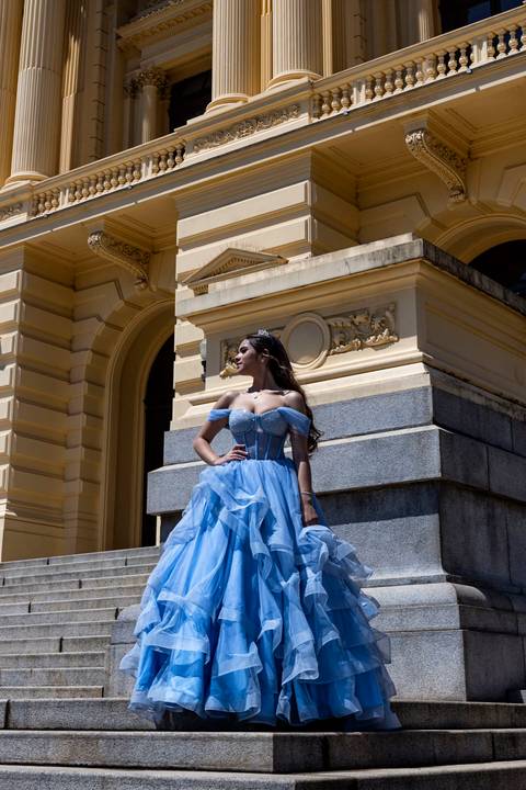 Ensaio fotográfico de 15 anos: debutante em destaque no cenário do Museu do Ipiranga.'