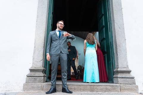 Noivo na porta da Igreja '