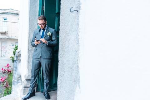 Noivo aguardando anciosamente na porta da Igreja'