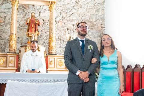 Quando a mãe do noivo faz questão de ficar ao lado dele.'