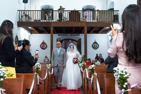 Entrada da noiva dentro da Igreja '