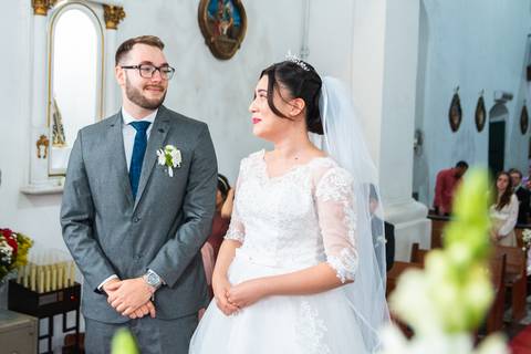 Olhar do Noivo da Noiva no altar'