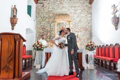 Beijo final do casal na cerimonia de casamento na Igreja'