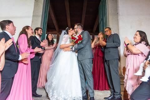 Beijo fina do casal na saída da Igreja '