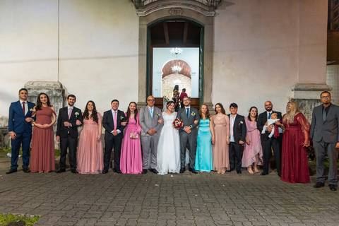 Foto padrão de padrinhos na frente da Igreja'