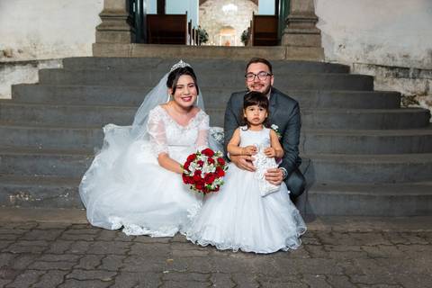 Foto com a daminha com os noivos'