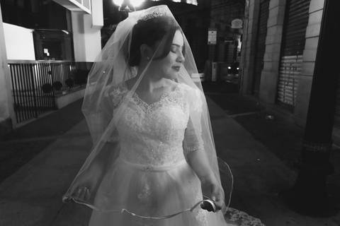Vestido de Noiva com véu no rosto no Centro Histórico de Santos'