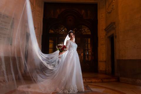 Vestido de Noiva com véu na Bolsa de Valores no Centro Histórico de Santos'