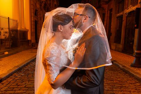 Vestido de Noiva com véu no rosto no Centro Histórico de Santos'