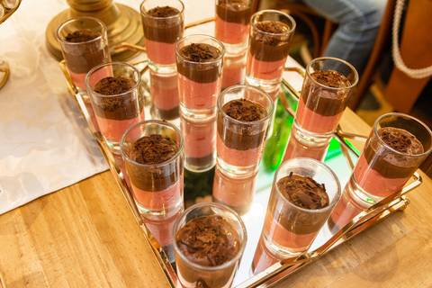 detalhes da decoração da mesa do casamento '