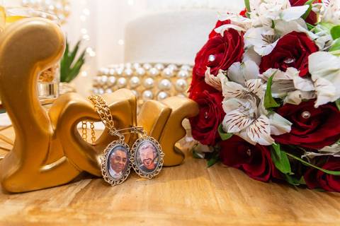 Buque e detalhes na mesa de decoração'