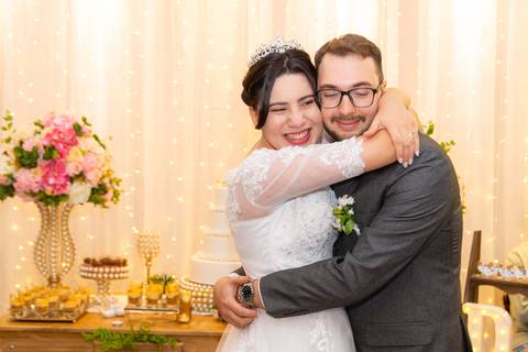 Abraços carinhoso da noiva com o noivo'