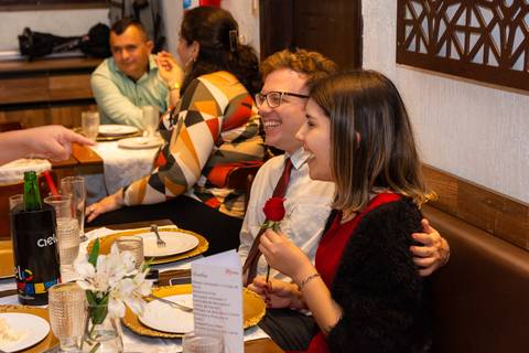 Casal recebe rosa dentro da festa de casamento'
