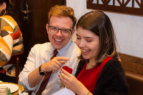 Casal recebe rosa dentro da festa de casamento'