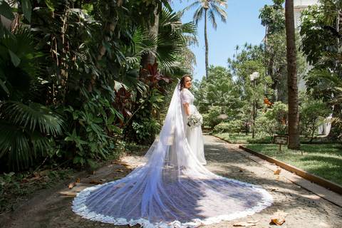 Vestido de noiva no jardim da Pinacoteca  de Santos'