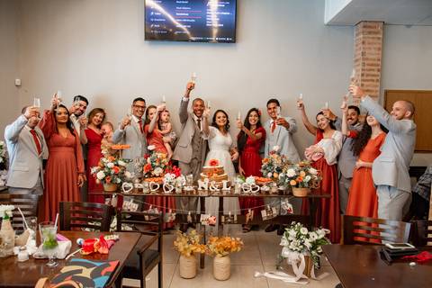 Fotografia com os padrinhos dos noivos '