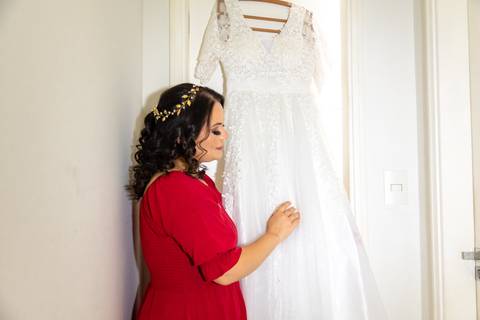 A noiva aprecisando o vestido de moiva'