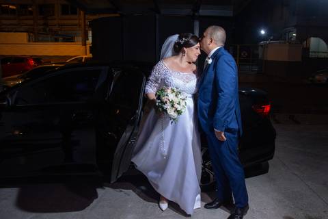 Beijo do noivo na noiva na fotografias externa após cerimonia.'