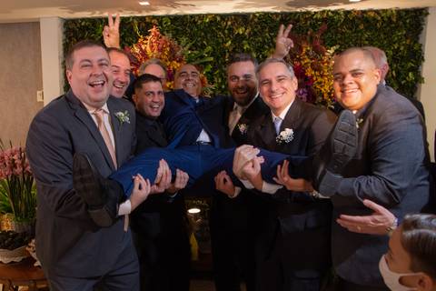 Padrinhos muito animados no dia co casamento de Diego e Fabiana'