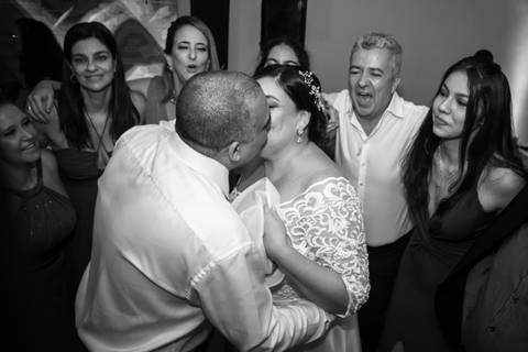 Beijo doido na noiva na festa de casamento no Hedwig '