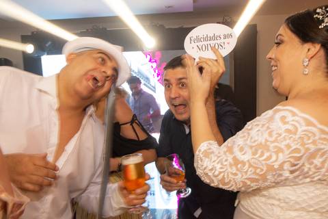 Os noivos na festa de casamento no Buffet Hedwig'