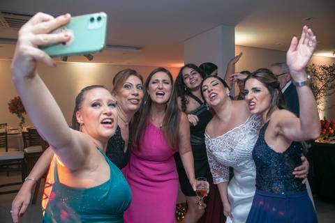 Convidados fazendo Selfie com a noiva, não perdem tempo'