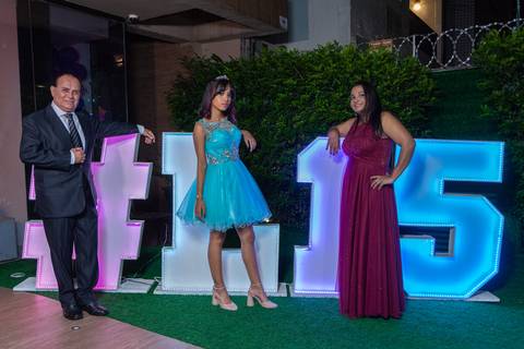 Ensaio inicial de 15 anos no Buffet Hora da Festa em Santos  '