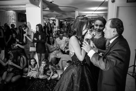 Dança com o pai na festa de 15 anos no Buffet Hora da Festa em Santos'