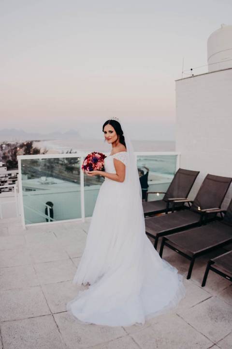 Vista da praia com a noiva'