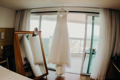 Vestido da noiva na sacada do hotel'