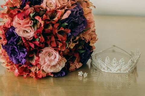 Buquê e coroa da noiva '