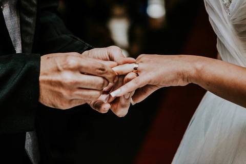 Troca de alianças dos noivos'